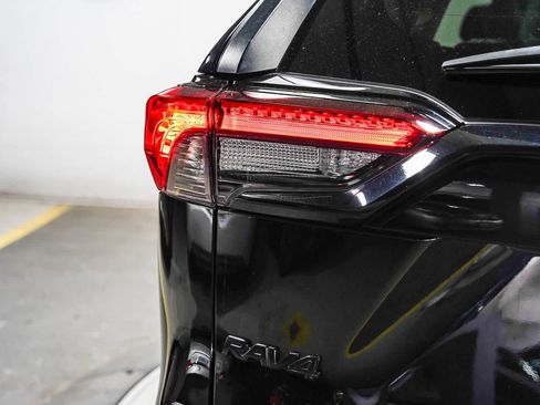 Used 2022 Toyota RAV4 XLE w/ Convenience Package FWD image 11