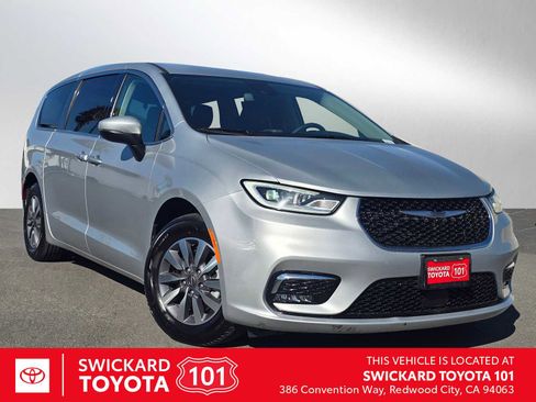 Used 2023 Chrysler Pacifica Touring-L image 1