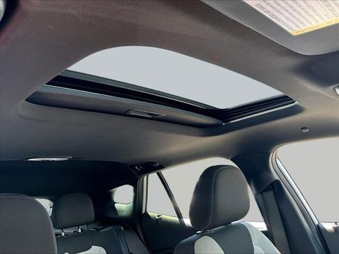 Used 2025 Chevrolet Trax RS w/ Sunroof Package FWD image 17