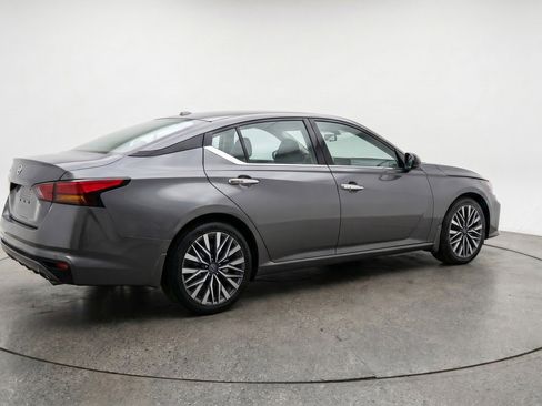 Used 2025 Nissan Altima 2.5 SV FWD image 9