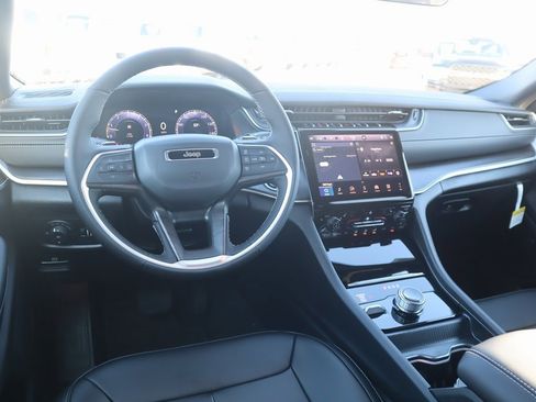 New 2025 Jeep Grand Cherokee Limited image 2