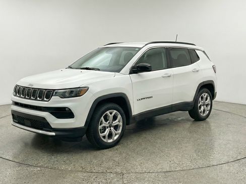 Used 2025 Jeep Compass Latitude AWD/4WD image 3