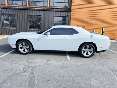 Used 2015 Dodge Challenger SXT image 2