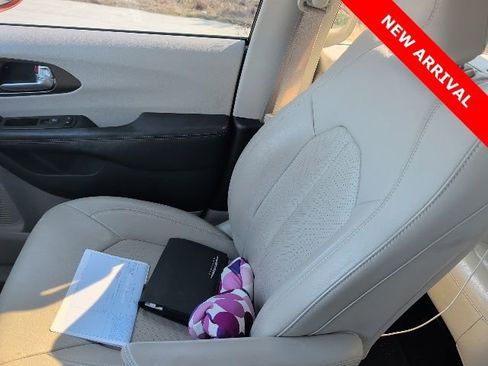 Used 2018 Chrysler Pacifica Touring-L Plus w/ Tire & Wheel Group image 27