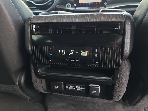 Used 2022 Jeep Wagoneer Series III RWD image 16
