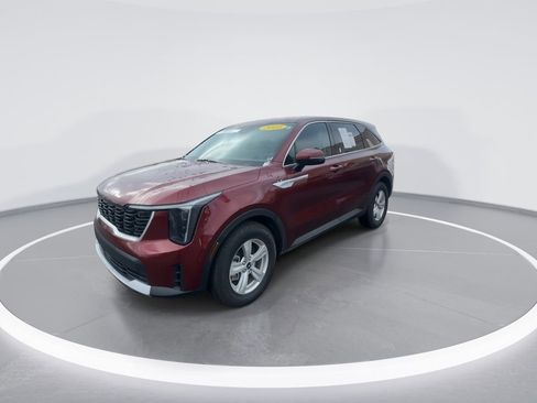 Used 2025 Kia Sorento LX image 4