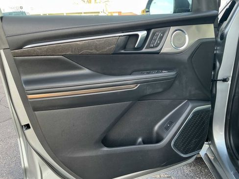 Used 2025 Buick Enclave Avenir image 21