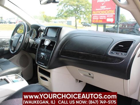 Used 2016 Chrysler Town & Country Touring-L image 15