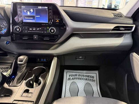 Used 2022 Toyota Highlander LE FWD image 20