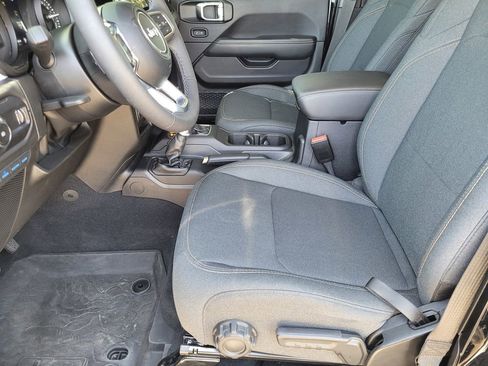 Used 2025 Jeep Wrangler Unlimited Sahara AWD/4WD image 20