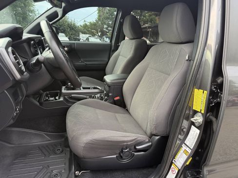 Used 2018 Toyota Tacoma TRD Sport AWD/4WD image 9