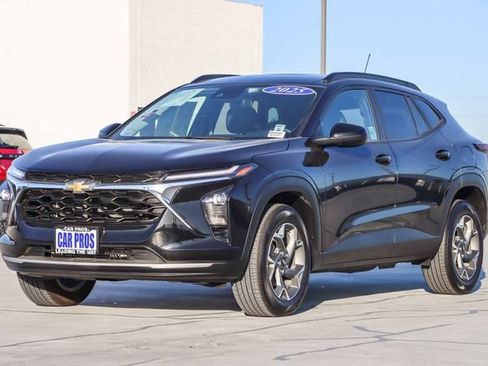 Used 2025 Chevrolet Trax LT w/ LT Convenience Package image 5