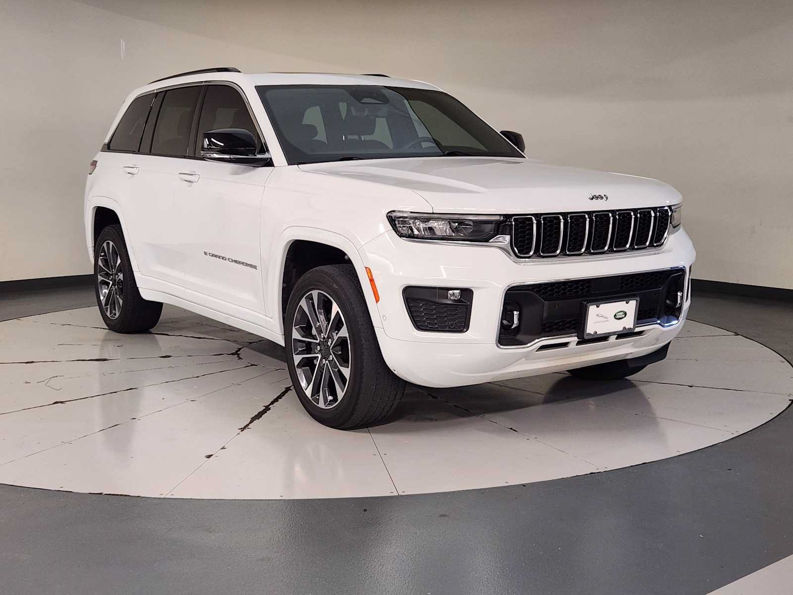 Used 2023 Jeep Grand Cherokee Overland w/ Luxury Tech Group IV AWD/4WD image 7