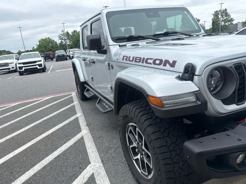 Used 2024 Jeep Gladiator Rubicon AWD/4WD image 2
