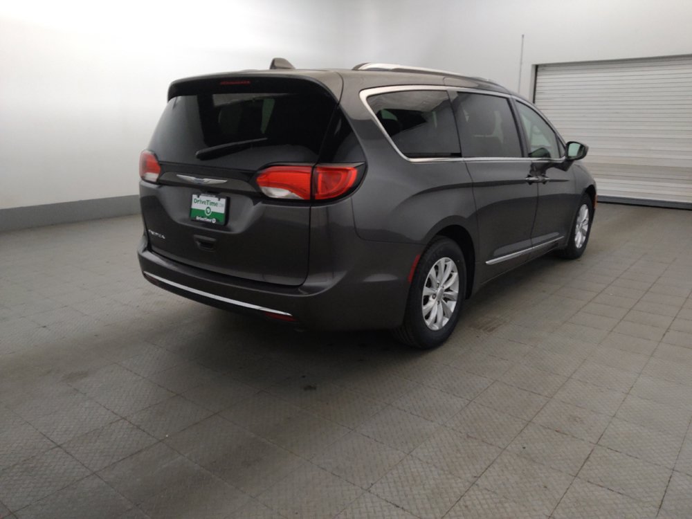 Used 2018 Chrysler Pacifica Touring-L FWD image 9