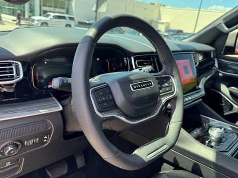 Used 2022 Jeep Wagoneer Series III w/ Premium Group I AWD/4WD image 15