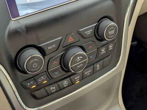 Used 2019 Jeep Grand Cherokee Laredo image 23