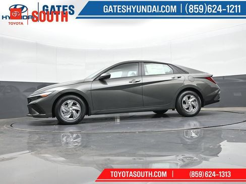 Used 2025 Hyundai Elantra SE FWD image 37