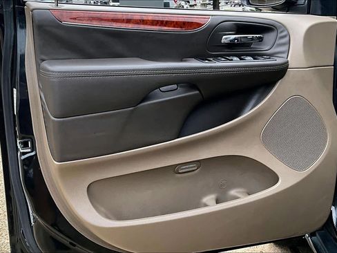 Used 2016 Chrysler Town & Country Touring image 19