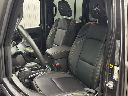 Used 2024 Jeep Wrangler Unlimited AWD/4WD image 32