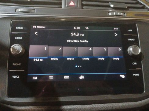 Used 2018 Volkswagen Tiguan SE w/ Panoramic Sunroof Package image 12