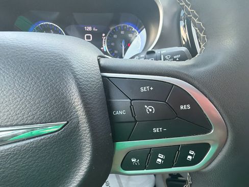 Used 2024 Chrysler Pacifica Touring-L FWD image 22