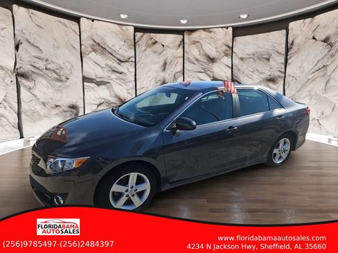 Used 2014 Toyota Camry SE FWD image 2