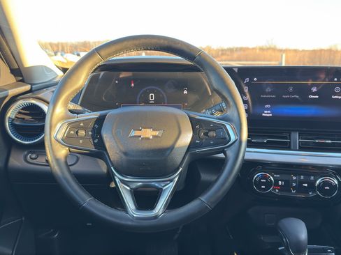 Used 2024 Chevrolet Trax LT w/ Sunroof Package FWD image 30