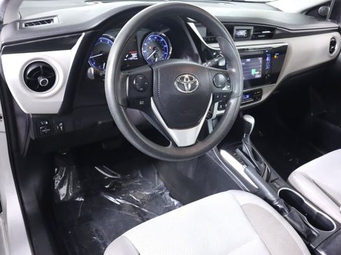 Used 2018 Toyota Corolla LE w/ Carpet Mat Package (TMS) FWD image 9