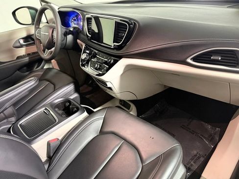 Used 2023 Chrysler Pacifica Touring-L AWD/4WD image 26