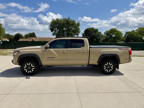 Used 2016 Toyota Tacoma TRD Off-Road w/ Premium & Technology Package AWD/4WD image 2