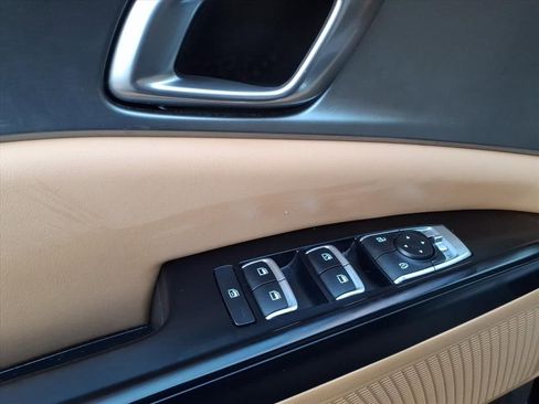 Certified 2023 Kia Carnival LX image 13