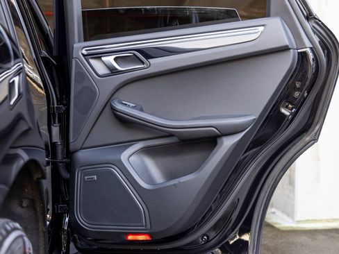 Certified 2025 Porsche Macan AWD/4WD image 47
