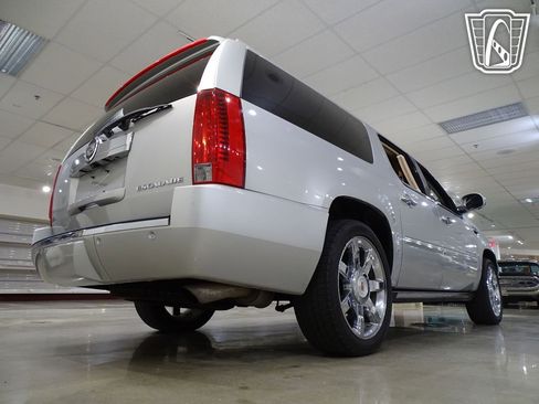 Used 2011 Cadillac Escalade ESV Premium image 17