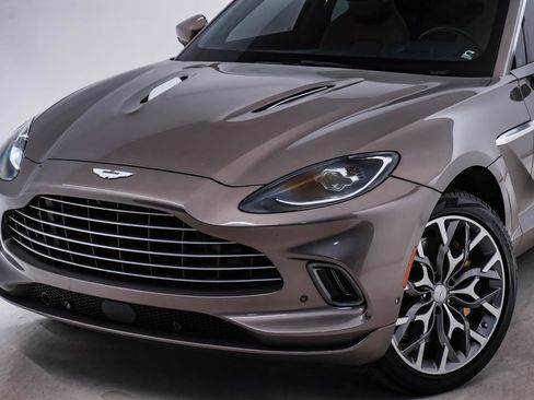 Used 2023 Aston Martin DBX image 4