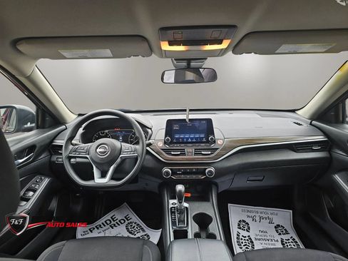 Used 2025 Nissan Altima 2.5 SV FWD image 15