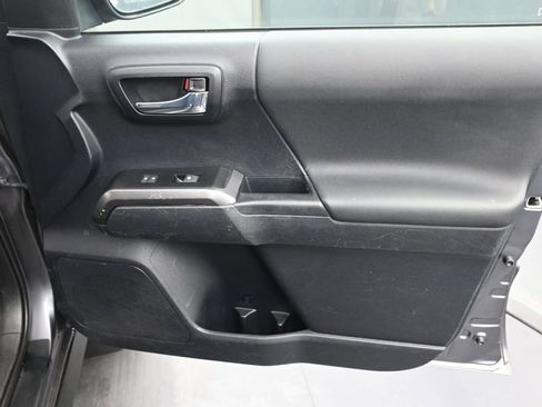 Used 2021 Toyota Tacoma TRD Off-Road image 13