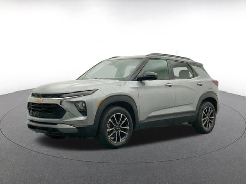 Used 2025 Chevrolet TrailBlazer LT FWD image 3