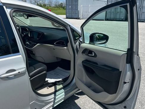 Used 2024 Chrysler Pacifica Touring-L FWD image 37