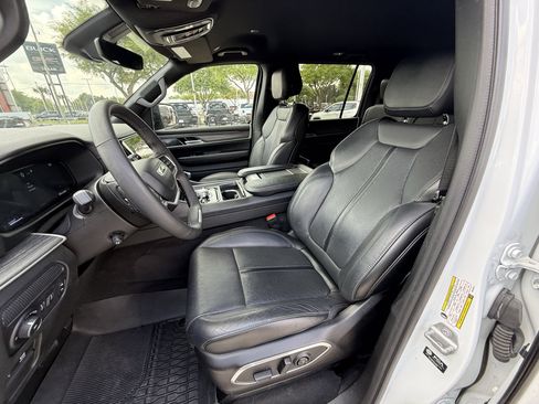 Used 2024 Jeep Wagoneer L Series III w/ Flexible Seating Group AWD/4WD image 27