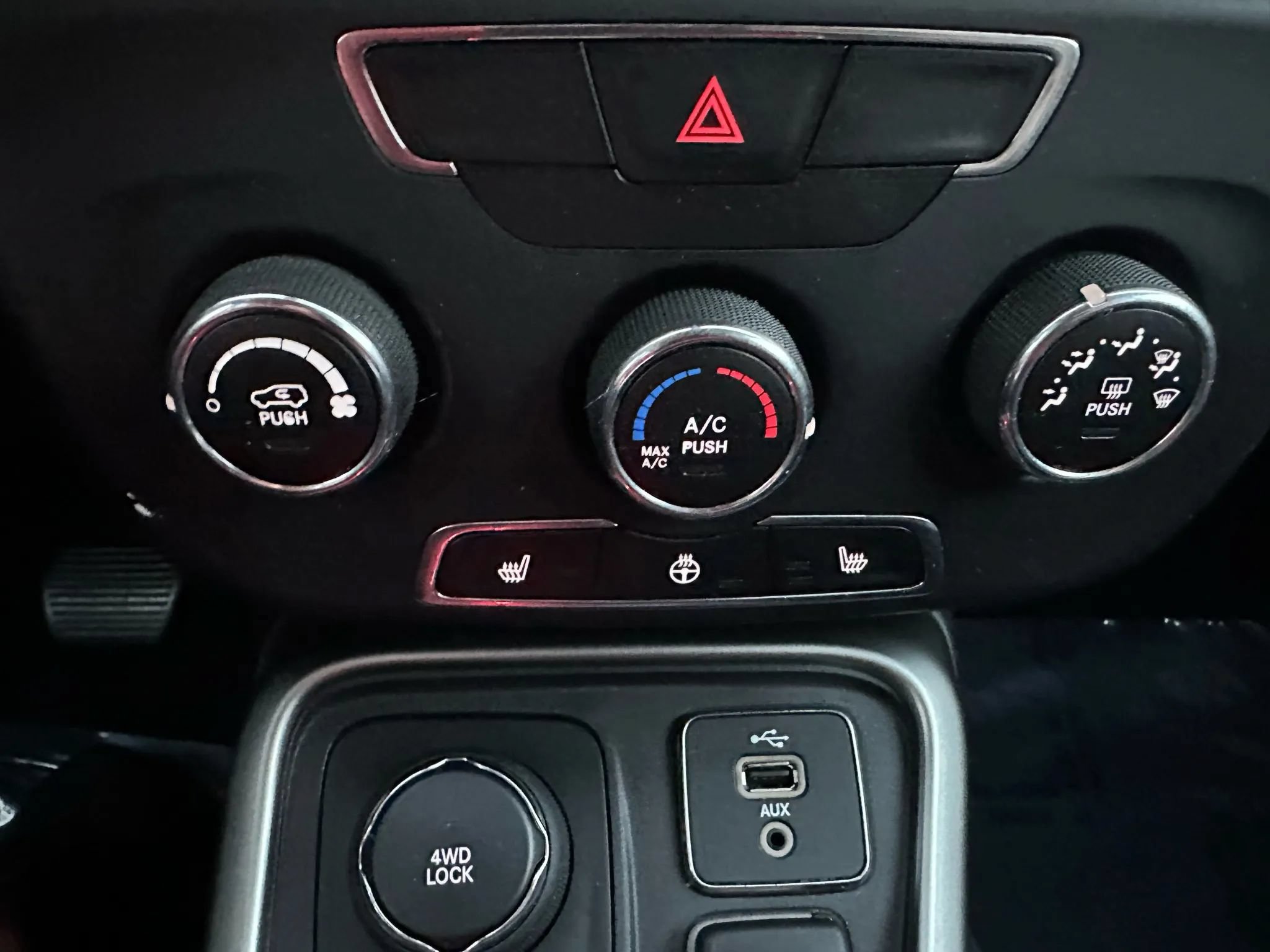 Used 2018 Jeep Compass Latitude w/ Cold Weather Group AWD/4WD image 29