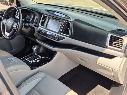 Used 2018 Toyota Highlander XLE FWD image 30