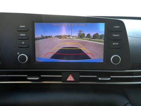 Used 2021 Hyundai Elantra SE FWD image 17