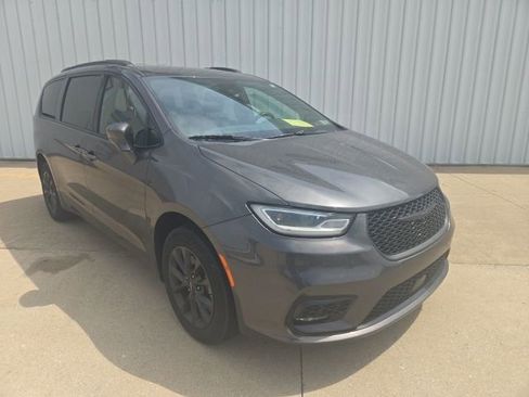 Used 2021 Chrysler Pacifica Touring w/ Cold Weather Group AWD/4WD image 2