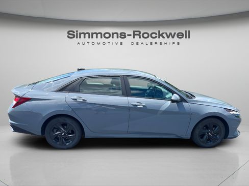 Used 2022 Hyundai Elantra SEL w/ Convenience Package FWD image 6
