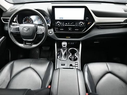 Used 2023 Toyota Highlander XLE FWD image 11
