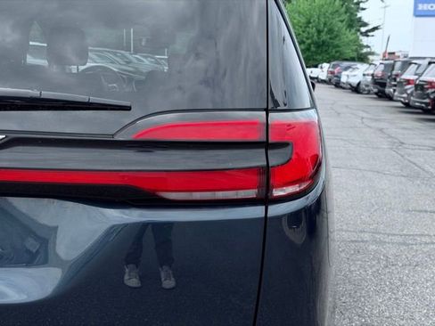 Used 2023 Chrysler Pacifica Touring-L FWD image 8