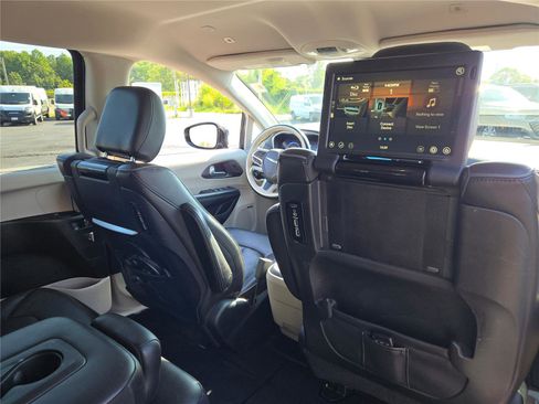 Certified 2018 Chrysler Pacifica Limited image 9