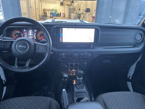 Used 2024 Jeep Gladiator Mojave w/ Technology Group image 18