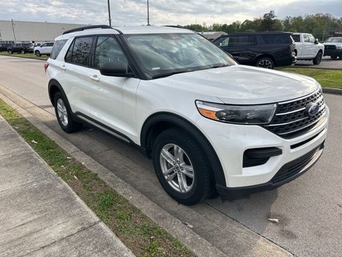 Used 2023 Ford Explorer XLT AWD/4WD image 2